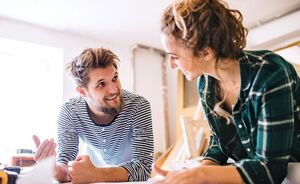 Adviseur bespreekt het adviesrapport met een koppel aan tafel