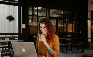 Vrouw bekijkt de budgetraming op een laptop