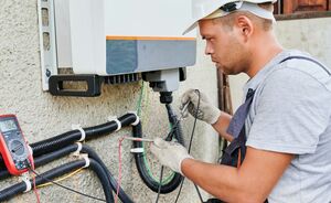 Technicus voert een servicecontrole uit met meetapparatuur