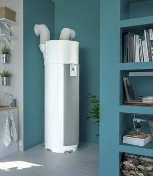 Warmtepompboiler met luchtkanalen in een bijkeuken met petrolblauwe muur